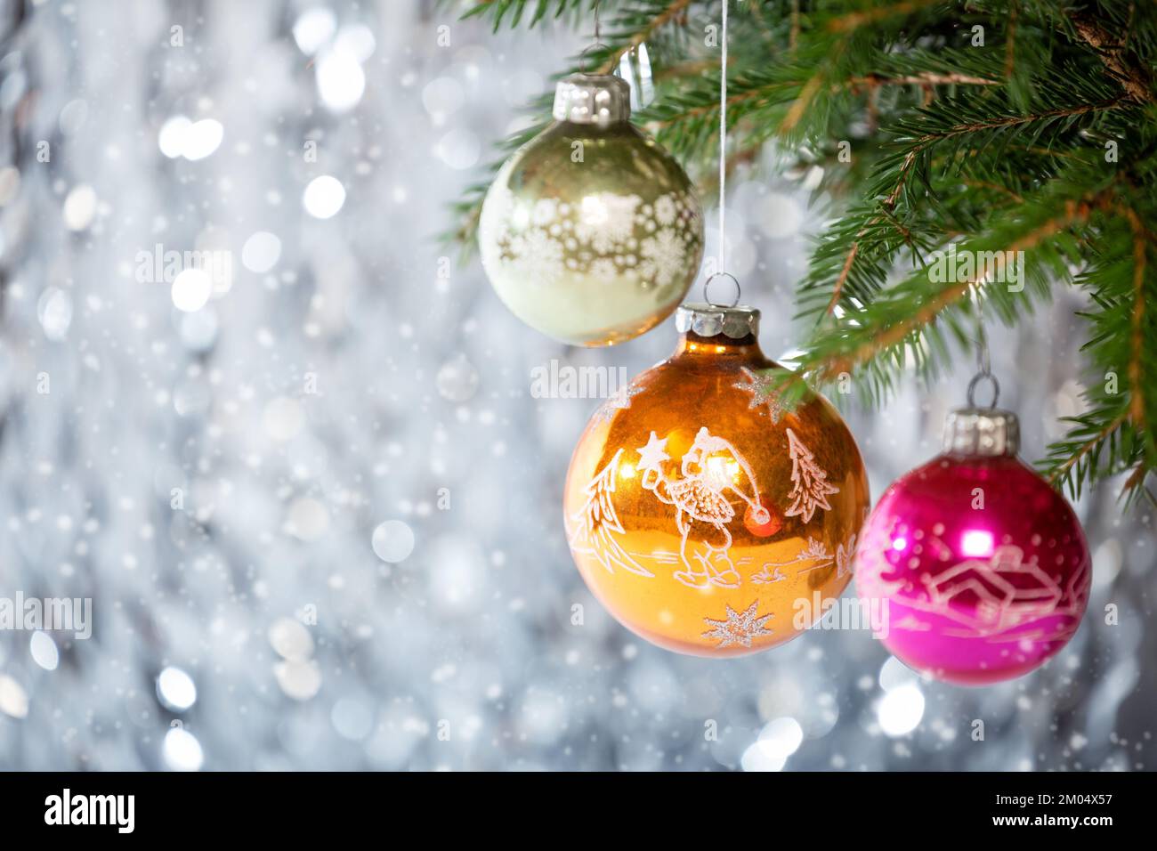 Christmas balls string hi-res stock photography and images - Alamy