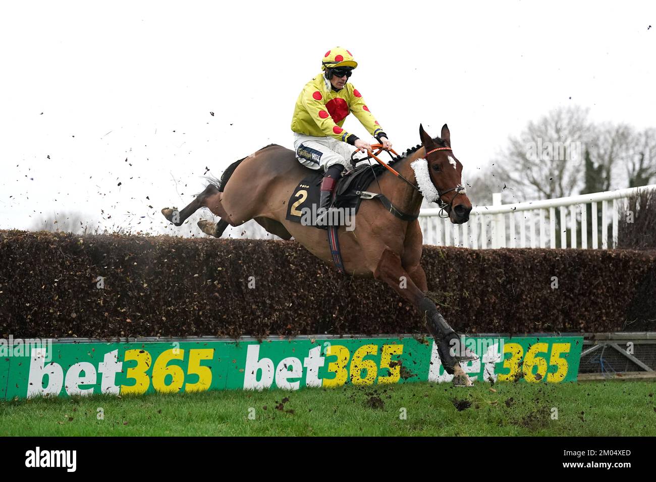 Taste the Fear ridden by jockey Sam Twiston-Davies during the Fitzdares Wishes Everyone a Merry Christmas Handicap Chase at Huntingdon Racecourse, Cambridgeshire. Picture date: Sunday December 4, 2022. Stock Photo