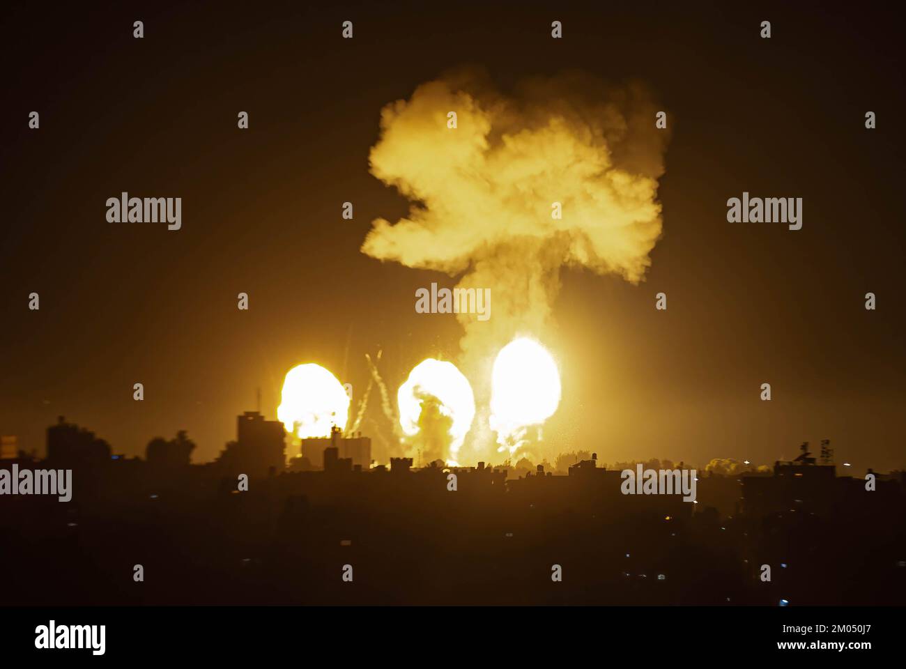 Gaza, Palestine. 04th Dec, 2022. Smoke and flames rise during an Israeli air strike on Khan Yunis in the southern Gaza Strip, in response to a missile that was fired from Gaza towards Israel. Credit: SOPA Images Limited/Alamy Live News Stock Photo