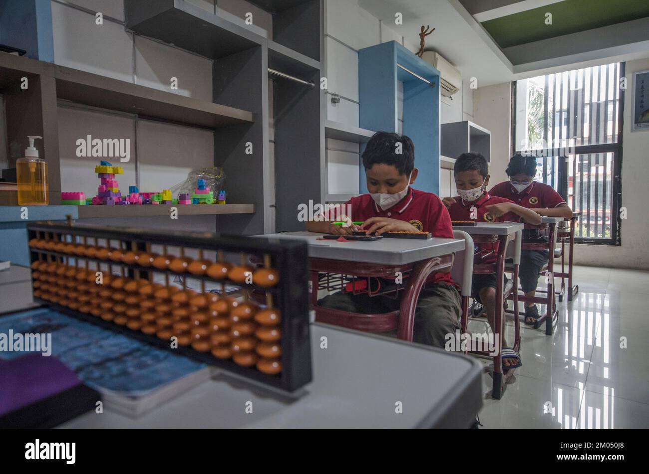 Bandung, Indonesia. 4th Dec, 2022. Students participate in an abacus