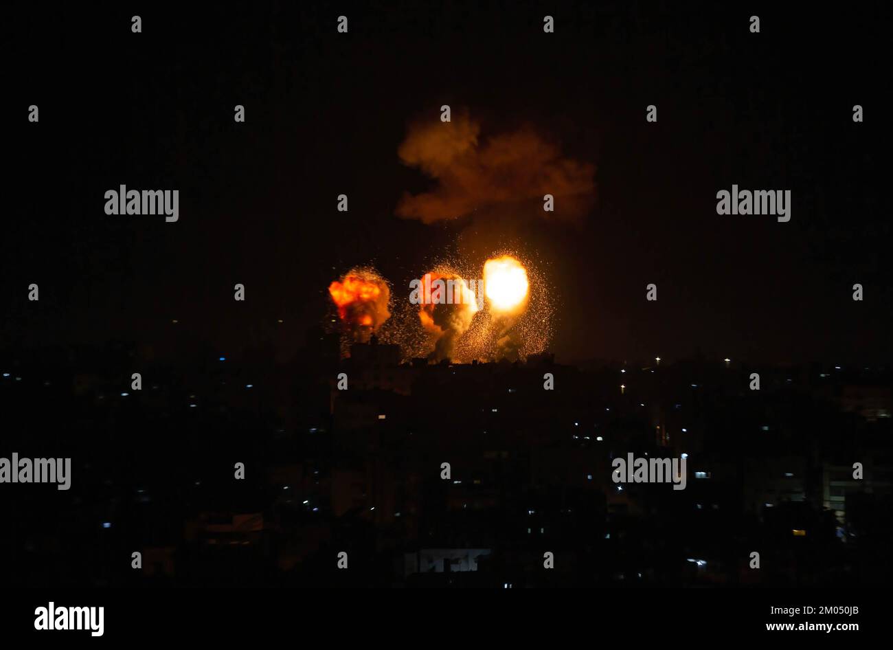 Gaza, Palestine. 04th Dec, 2022. Smoke and flames rise during an Israeli air strike on Khan Yunis in the southern Gaza Strip, in response to a missile that was fired from Gaza towards Israel. Credit: SOPA Images Limited/Alamy Live News Stock Photo