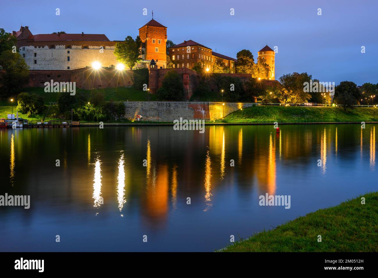 Wawel Castle At Vistula River In Central Krakow Poland Stock Photo Alamy wawel-castle-at-vistula-river-in-central-krakow-poland-stock-photo-alamy