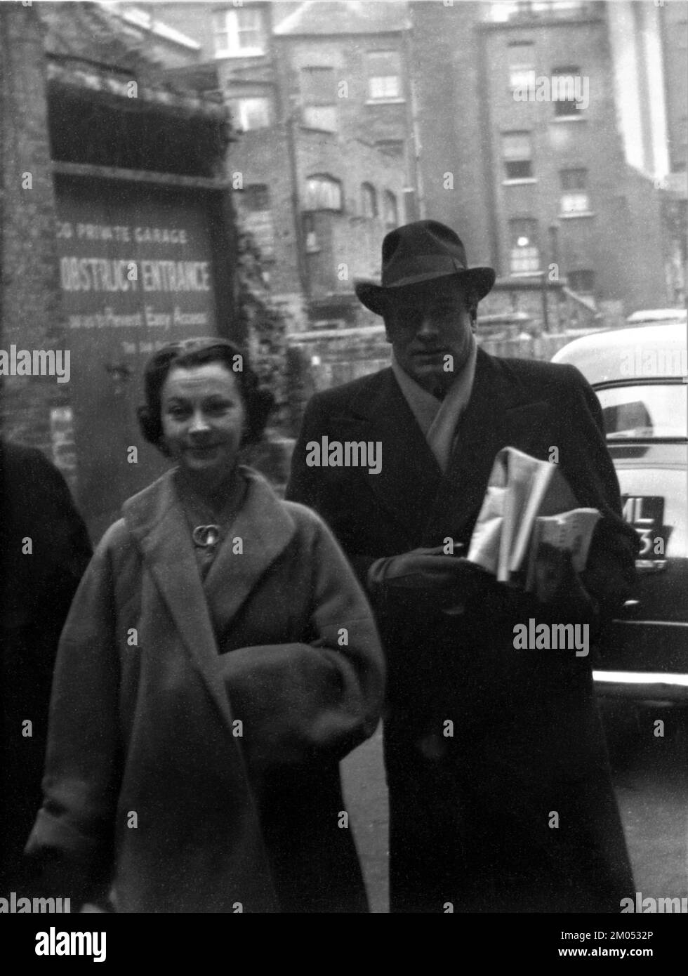 VIVIEN LEIGH and LAURENCE OLIVIER private snapshot in London Street circa 1953 Stock Photo