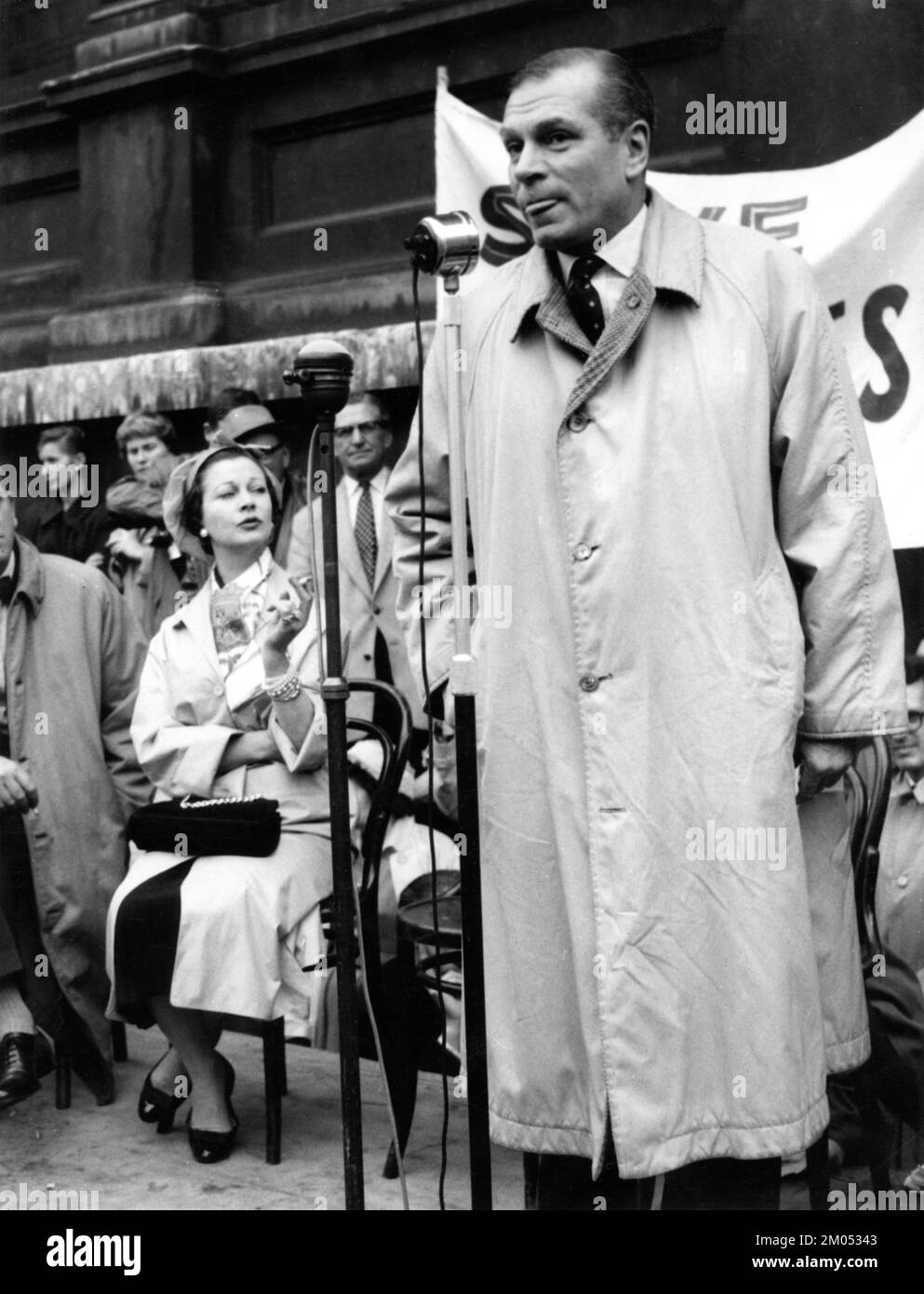 VIVIEN LEIGH and LAURENCE OLIVIER during their unsuccessful Protest March in July 1957 to save the ST. JAMES'S THEATRE in London from demolition Stock Photo