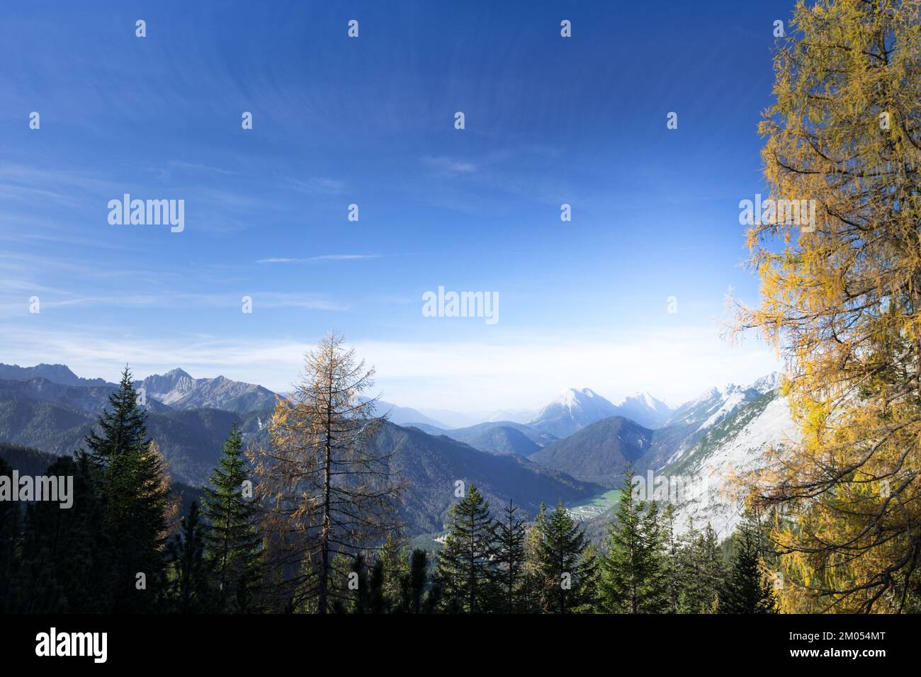 Herbstliche Berglandschaft im Karwendel Stock Photo