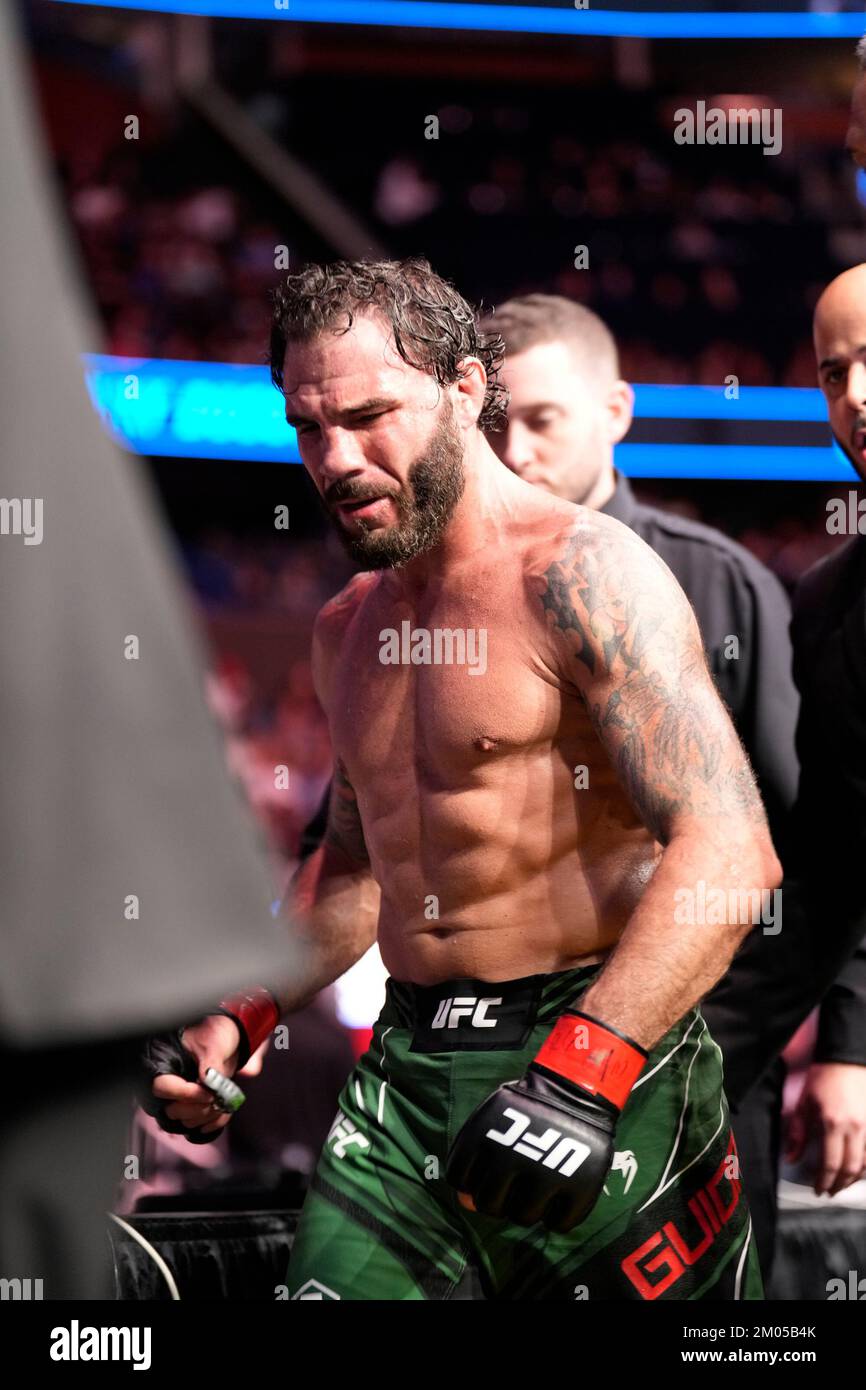 ORLANDO, FL - December 3: Clay Guida parades and flexes following the bout, Clay Guida at Amway Center for UFC Orlando - Thompson vs Holland : Evevnt on December 3, 2022 in ORLANDO, FL, United States. (Photo by Louis Grasse/PxImages) Stock Photo