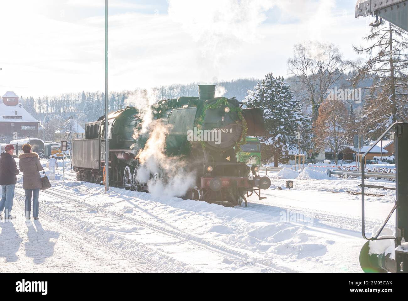 Eisenbahn und Bahnhofsszene, Reisende warten auf die Bereitstellung des Zuges, Schwäbische Alb