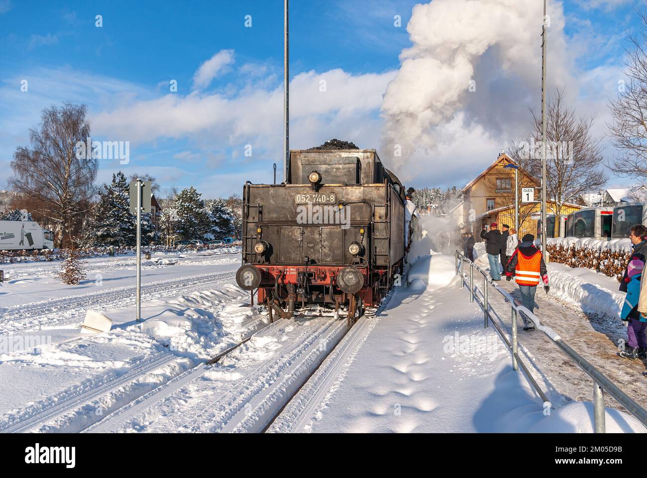 Eisenbahn und Bahnhofsszene, Reisende warten auf die Bereitstellung des Zuges, Schwäbische Alb