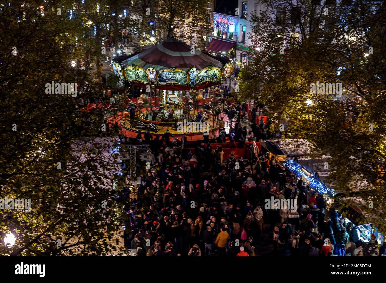 22eme edition des Plaisirs d'hiver au coeur de Bruxelles a la place Sainte Catherine  Plusieurs chalets, des animations, un carrousel.. | In the heart Stock Photo