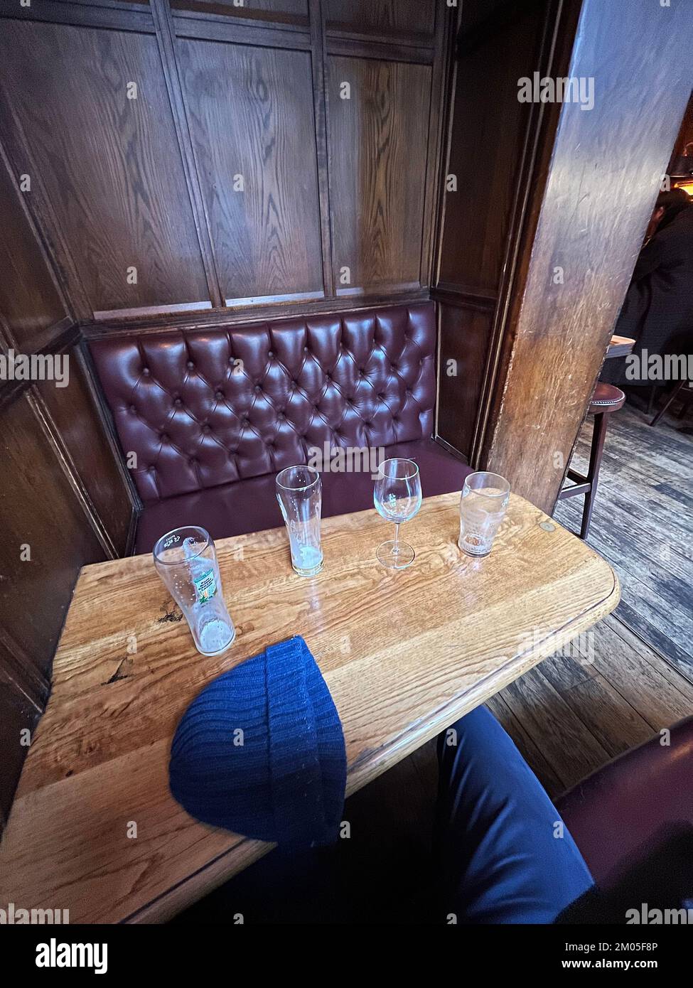 Drinking beers in a London pub. December 2022 Stock Photo Alamy