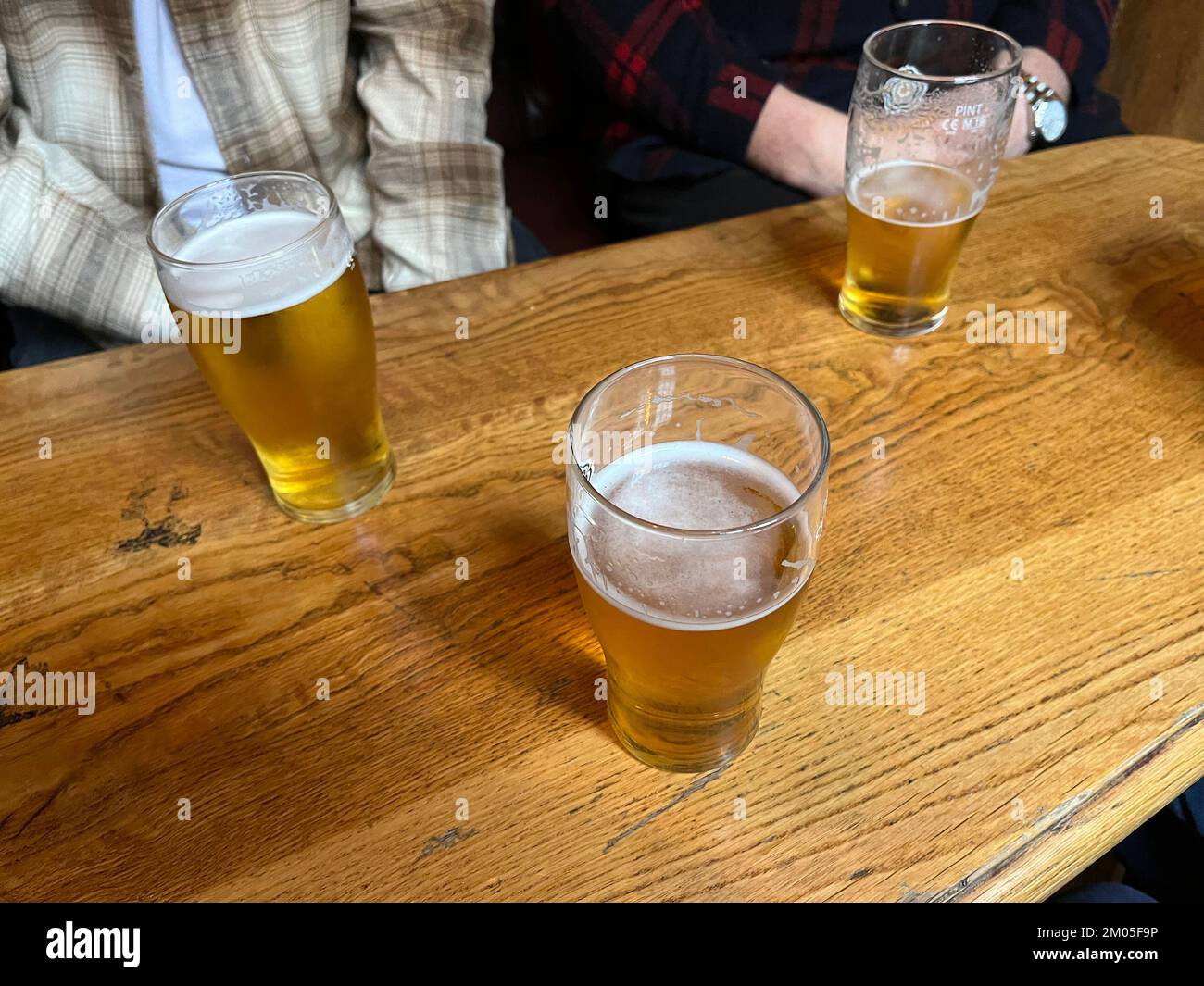 Drinking beers in a London pub. December 2022 Stock Photo Alamy