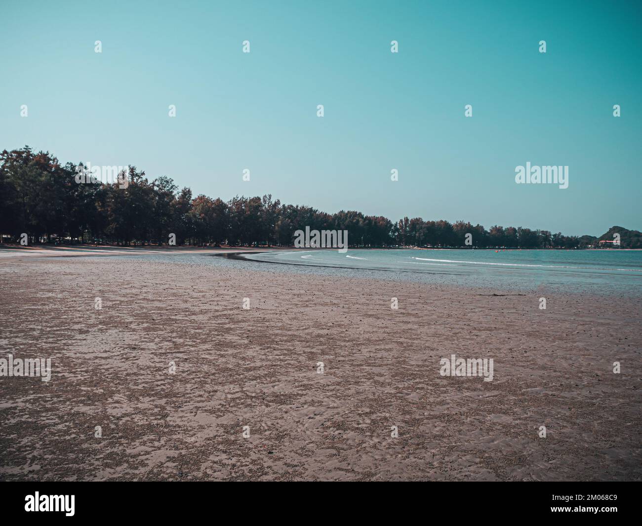 horizon scenics Calm sea beach with blue water ocean blue sky Stock ...