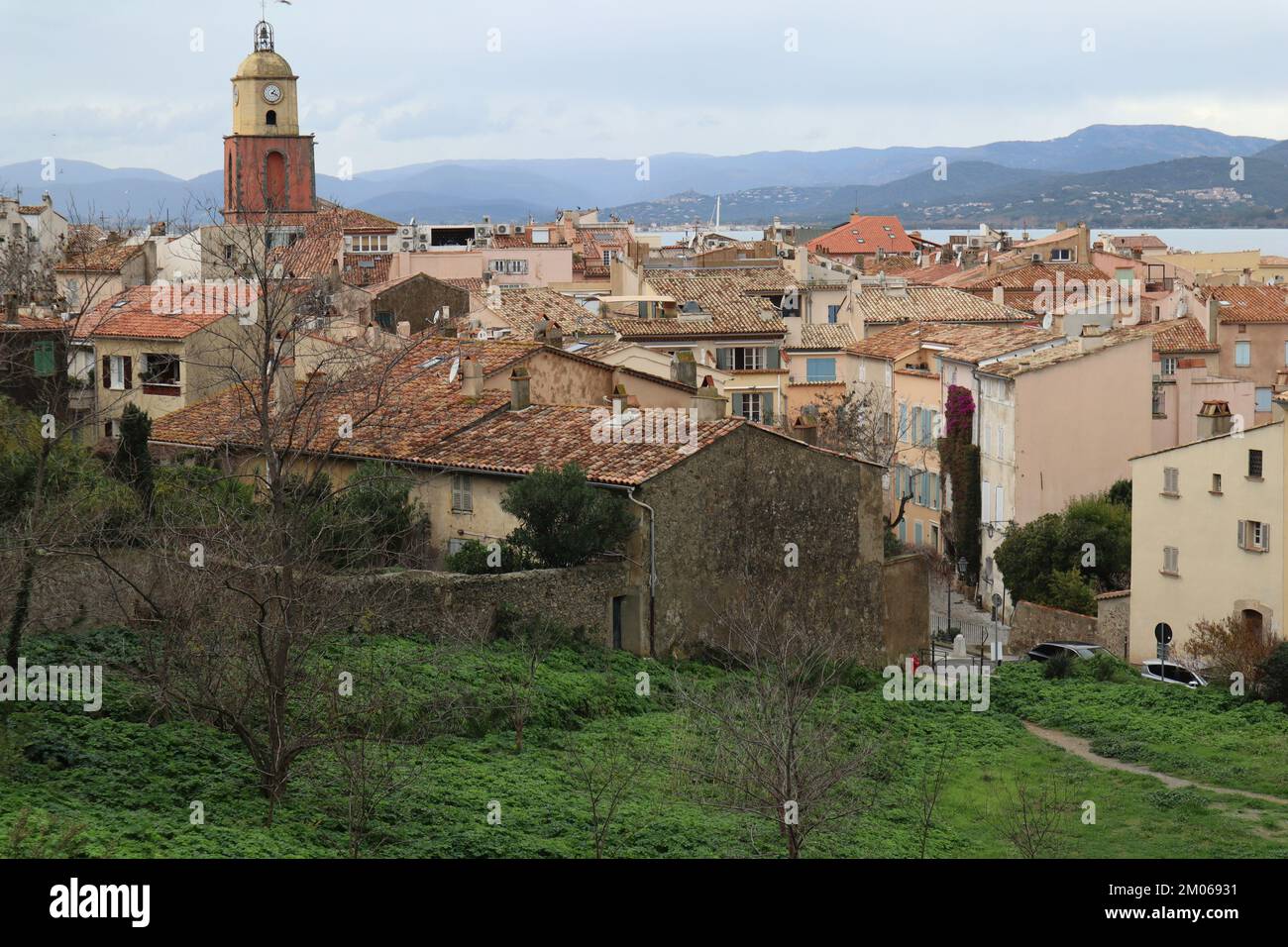 Dec. 04 2022 Saint-Tropez, France. The sun came out from behind dark rain clouds, before Christmas feeling in the street, beach Pampelonne.  Credit Ilona Barna BIPHOTONEWS, Alamy Live News Stock Photo