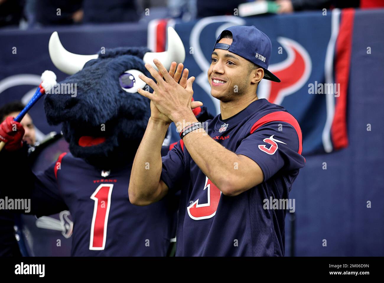 Houston, Texas, USA. 4th Dec, 2022. Houston Astros shortstop Jeremy Pena (right) acknowledges the fans prior to the game between the Houston Texans and the Cleveland Browns at NRG Stadium in Houston, TX on December 4, 2022. (Credit Image: © Erik Williams/ZUMA Press Wire) Credit: ZUMA Press, Inc./Alamy Live News Stock Photo