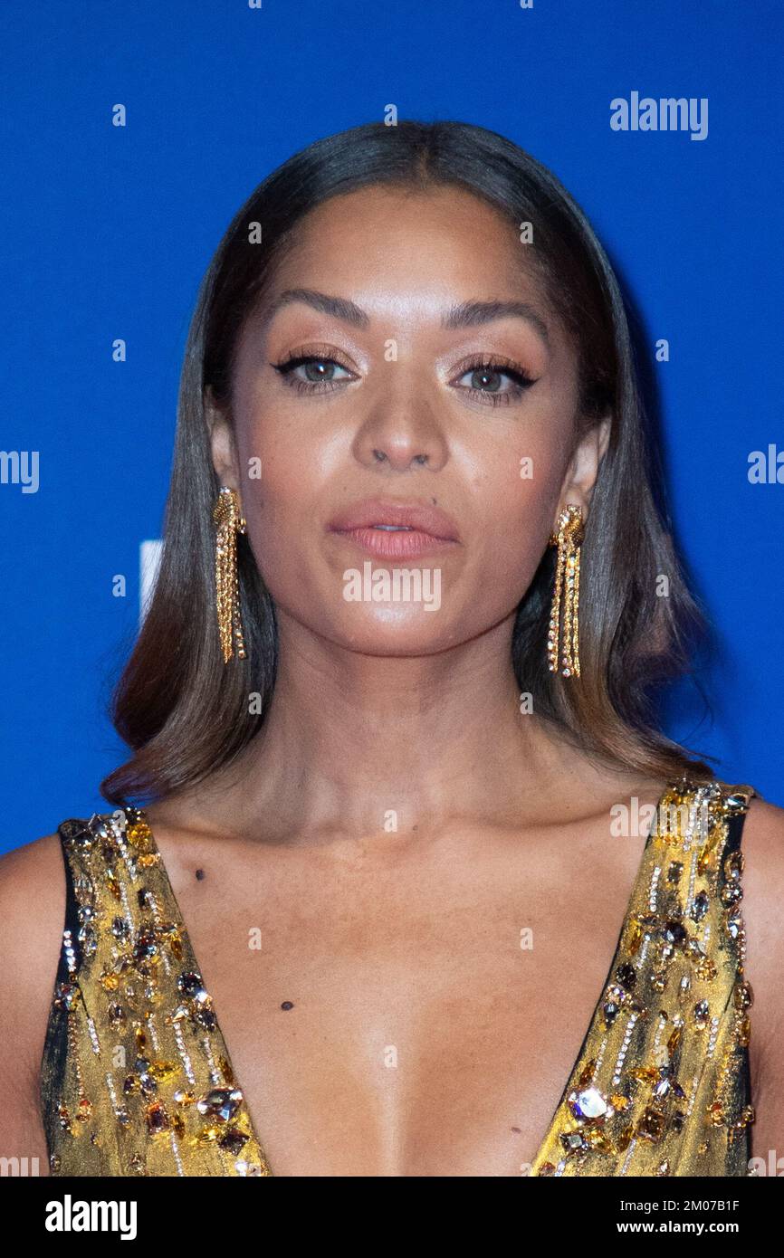 Chiroyli kaltakni olomon qora yigitlar sikadi Mia Xalifa hovuz boyida eshakni berishga tayyor