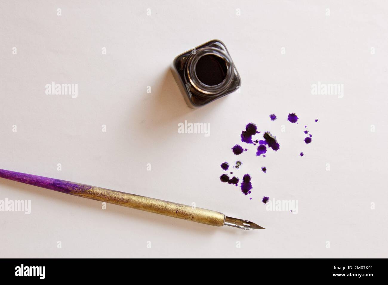 Fountain pen and inkwell hi-res stock photography and images - Alamy