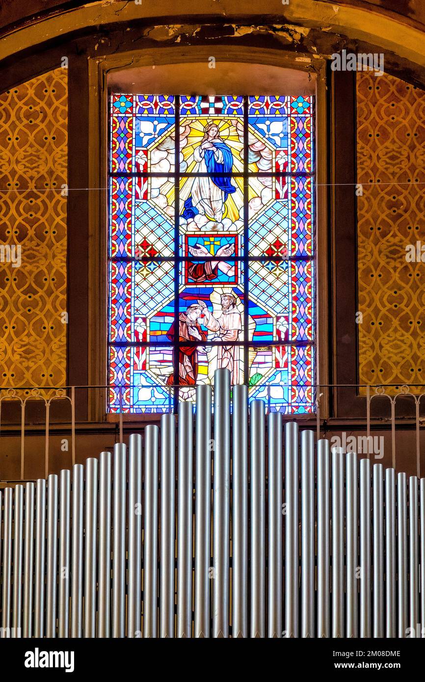 Organ and stained glass in the Church of S. Antonio, Teramo Italy Stock Photo
