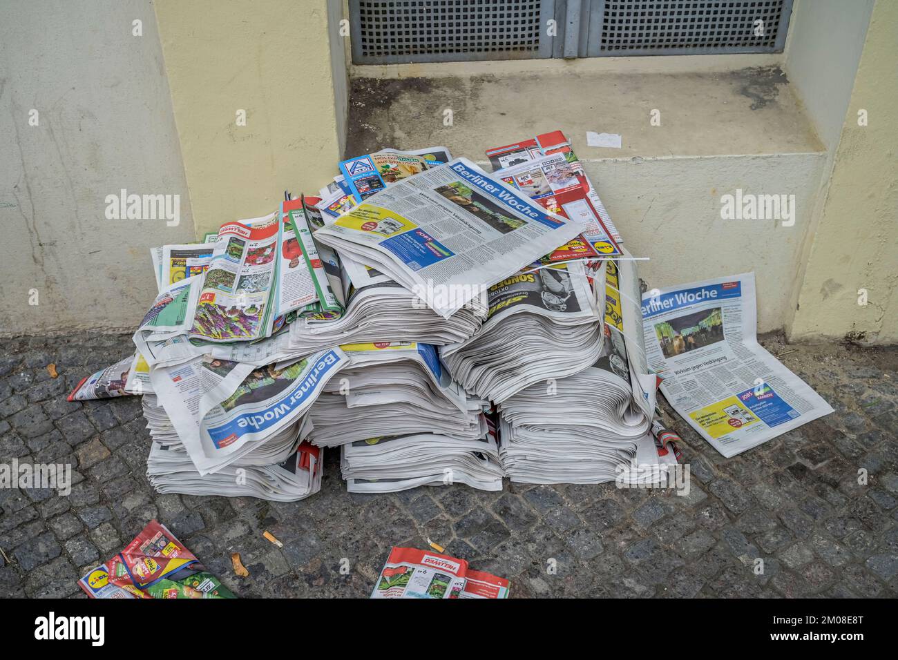 Stapel Zeitungen, Berliner Woche, Kreuzberg, Friedrichshain-Kreuzberg, Berlin, Deutschland Stock Photo