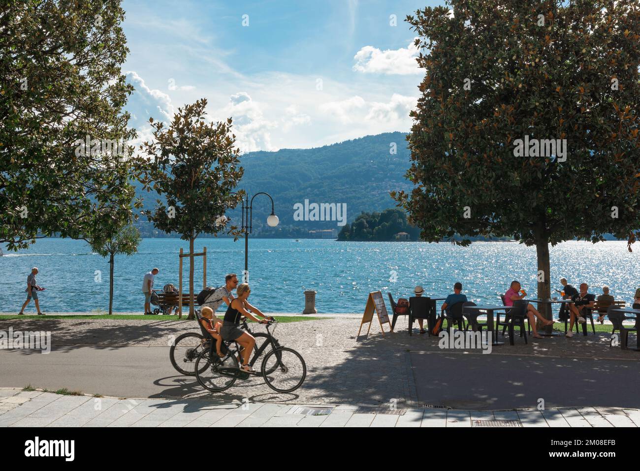 Family cycling lake hot sale como