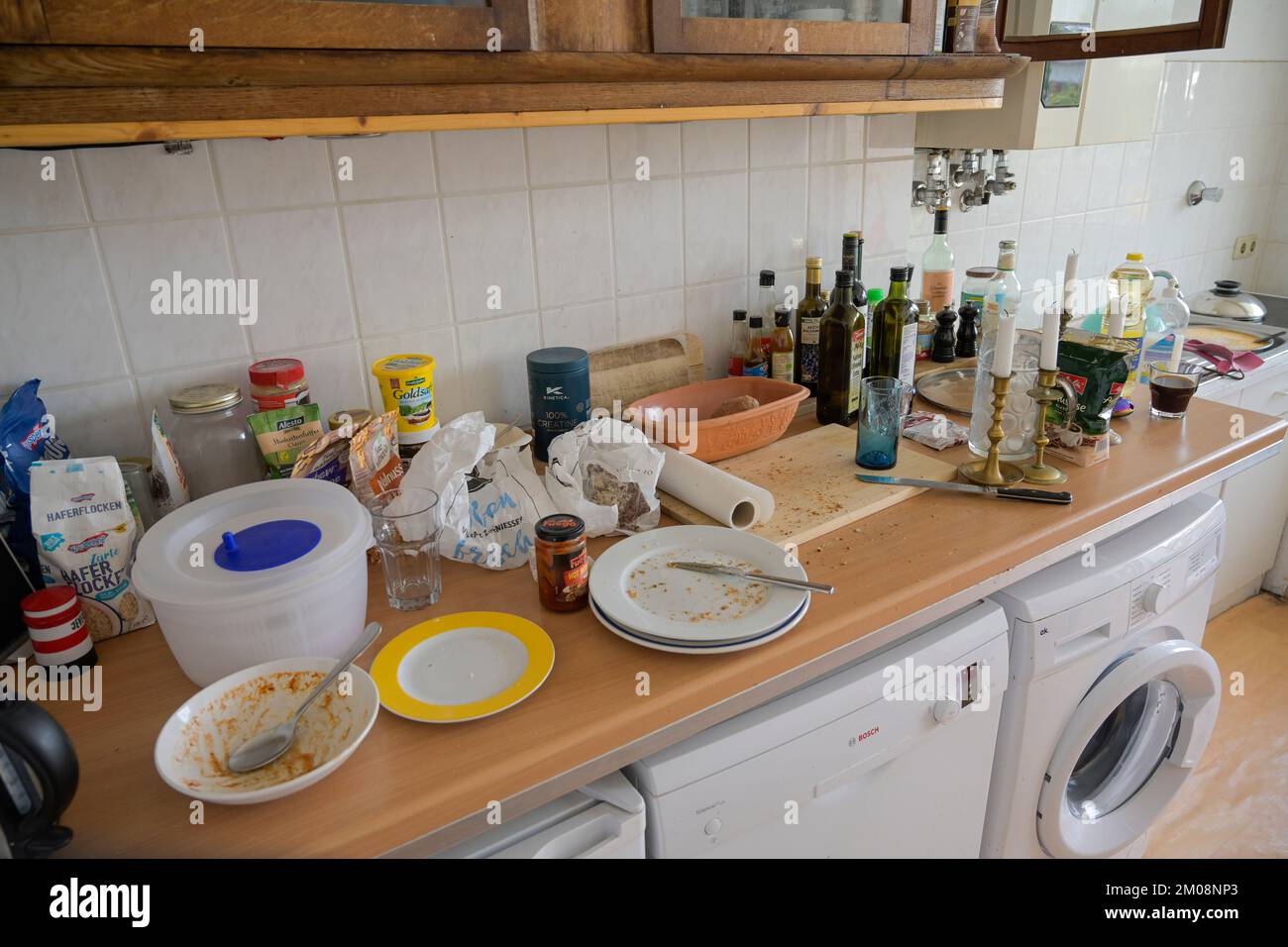 Studentenwohnung, Küche, ungespültes Geschirr Stock Photo