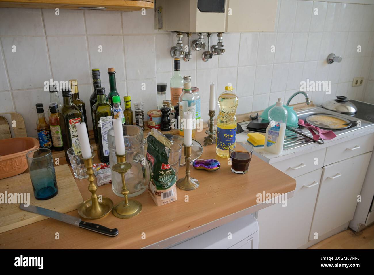 Studentenwohnung, Küche, ungespültes Geschirr Stock Photo