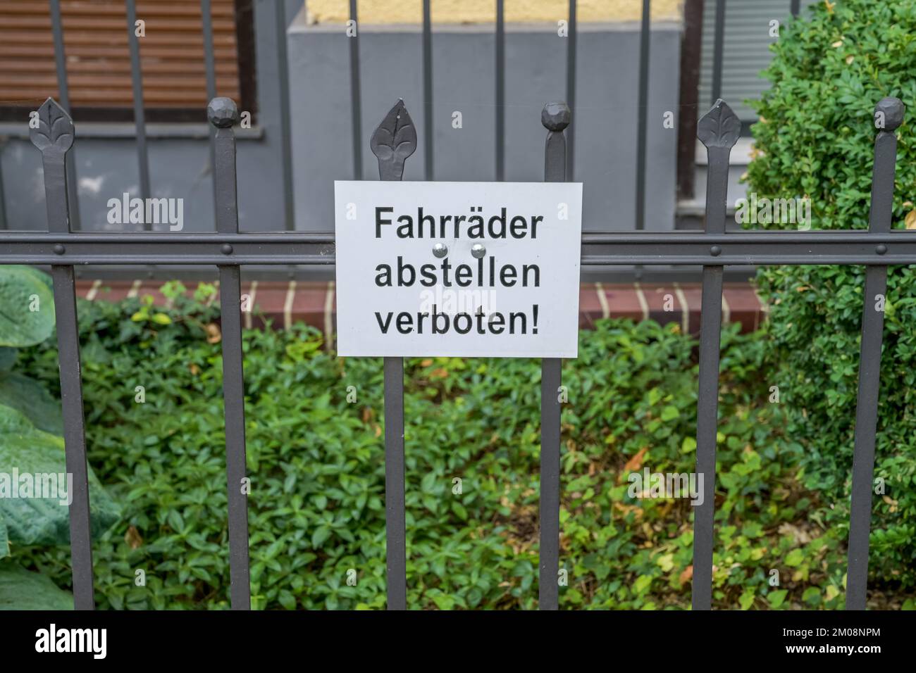 Alu-Schild 'Fahrräder Abstellen Verboten!' – 150x200mm, Geprägt
