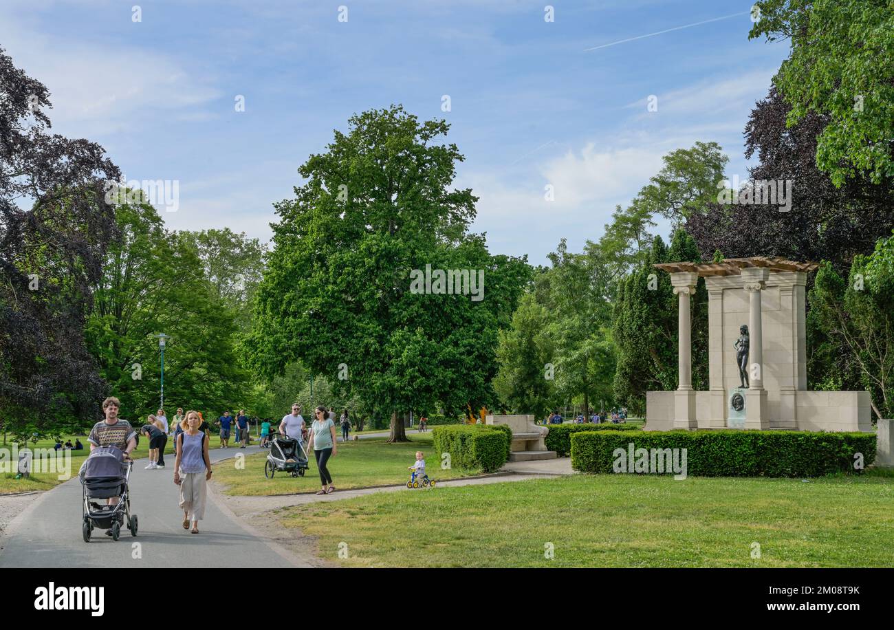 Menschen, Freizeit, Goethedenkmal, Herrngarten, Darmstadt, Hessen, Deutschland Stock Photo
