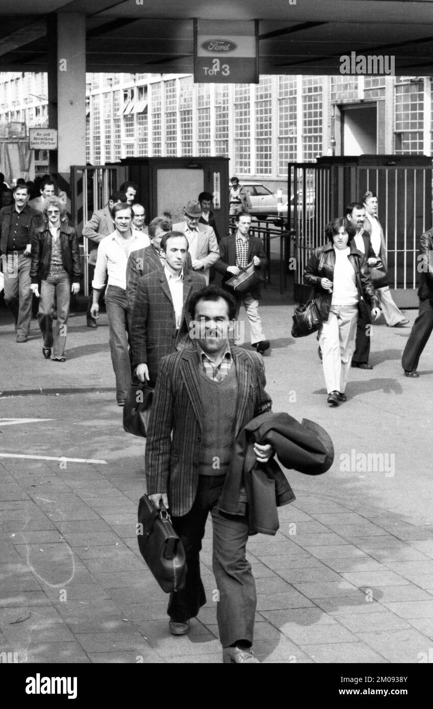 Shift change at Fordwerke, the proportion of Turkish migrants is striking 09.05, 1979 in Cologne, Germany, Europe Stock Photo