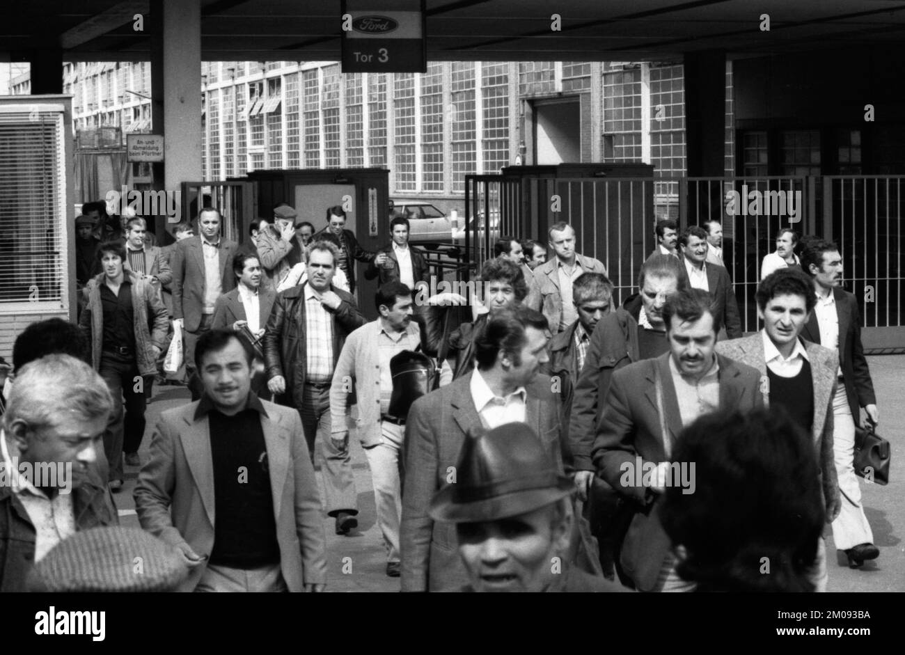 Shift change at Fordwerke, the proportion of Turkish migrants is striking 09.05, 1979 in Cologne, Germany, Europe Stock Photo