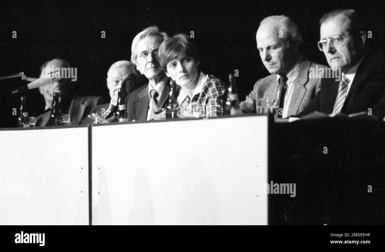 The rejection of the NATO decision was the central theme of this meeting, from which the Krefeld Appeal emerged on 16 November 1980 in Krefeld. Josef Stock Photo