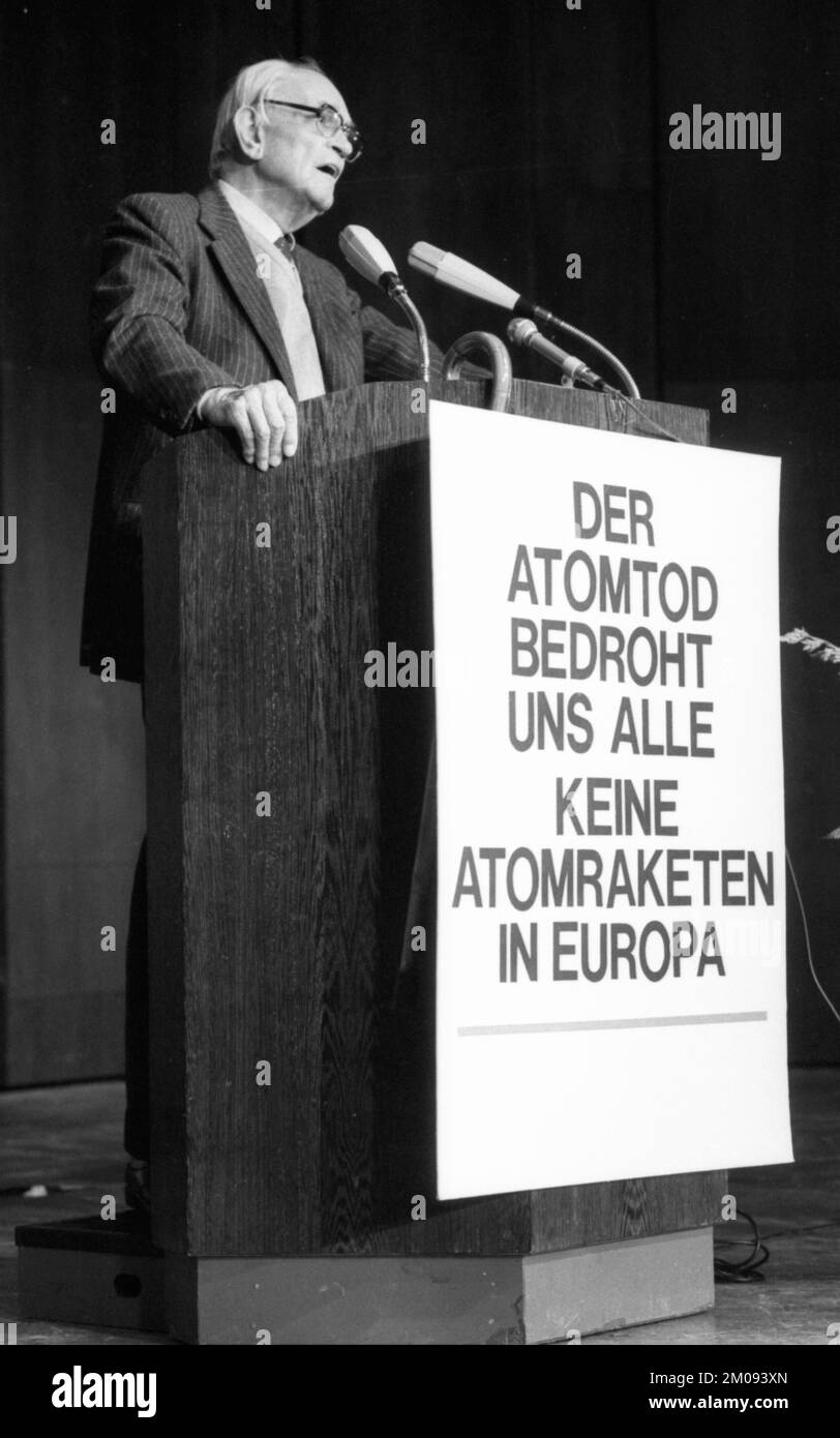 The rejection of the NATO decision was the central theme of this conference, which resulted in the Krefeld Appeal on 16 November 1980 in Krefeld. Mart Stock Photo