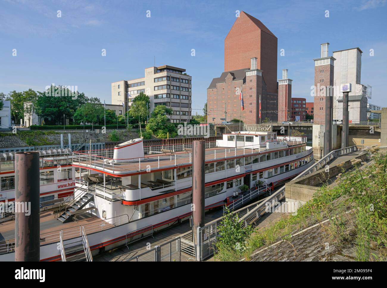 Schiffsanleger Hafenrundfahrt, Schwanentor, Innenhafen, Duisburg, Nordrhein-Westfalen, Deutschland Stock Photo