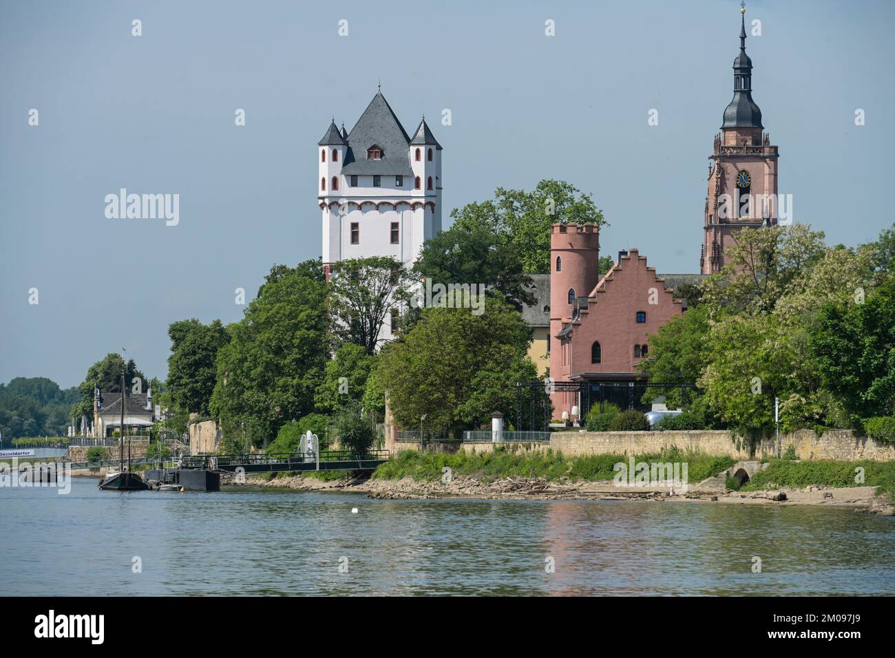 Rhein, Wehrturm Kurfürstliche Burg, Burg Crass, Pfarrkirche Sankt Peter und Paul, Eltville, Hessen, Deutschland Stock Photo