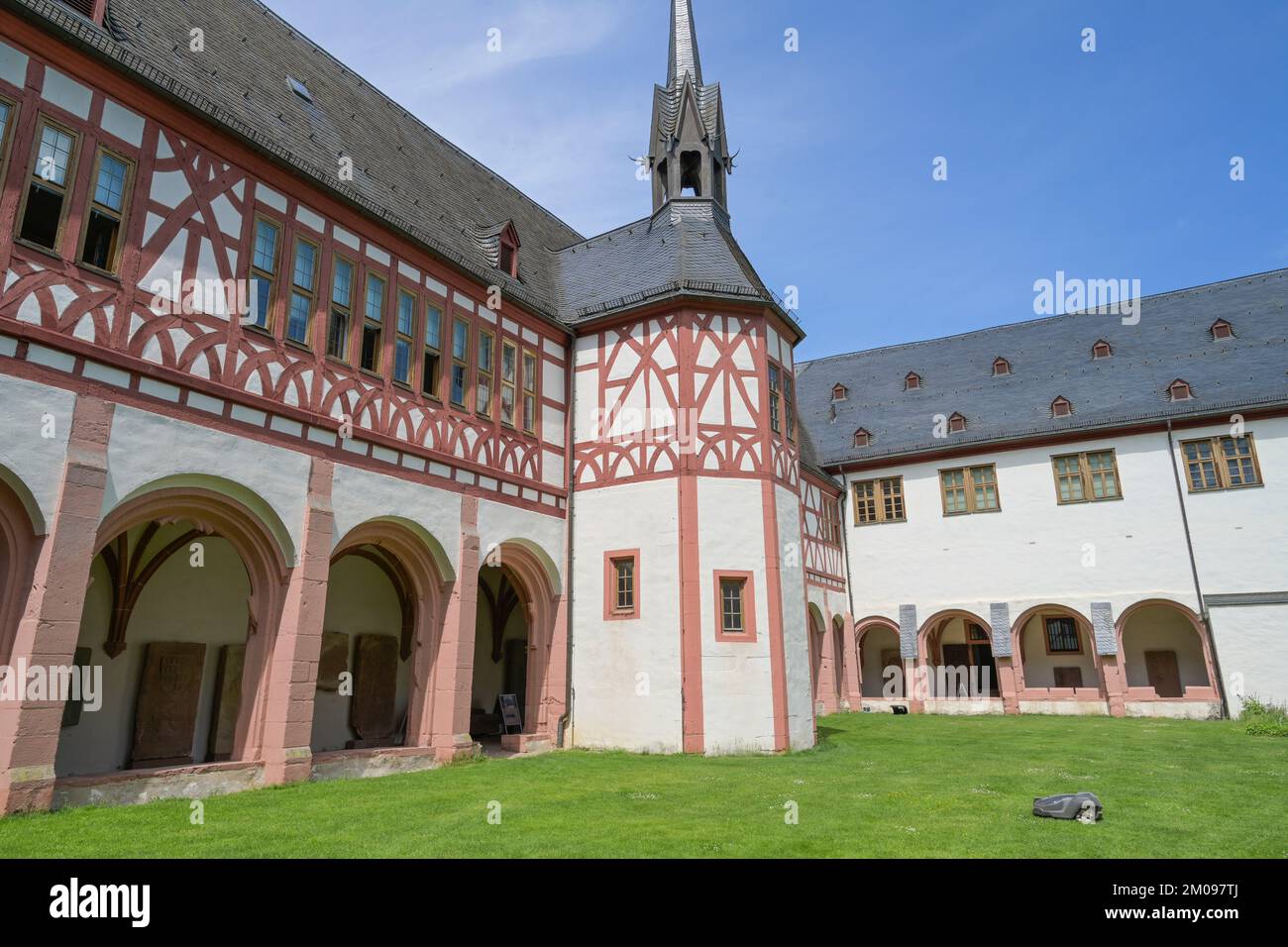 kreuzgang-mit-kreuzgarten-kloster-eberbach-eltville-hessen