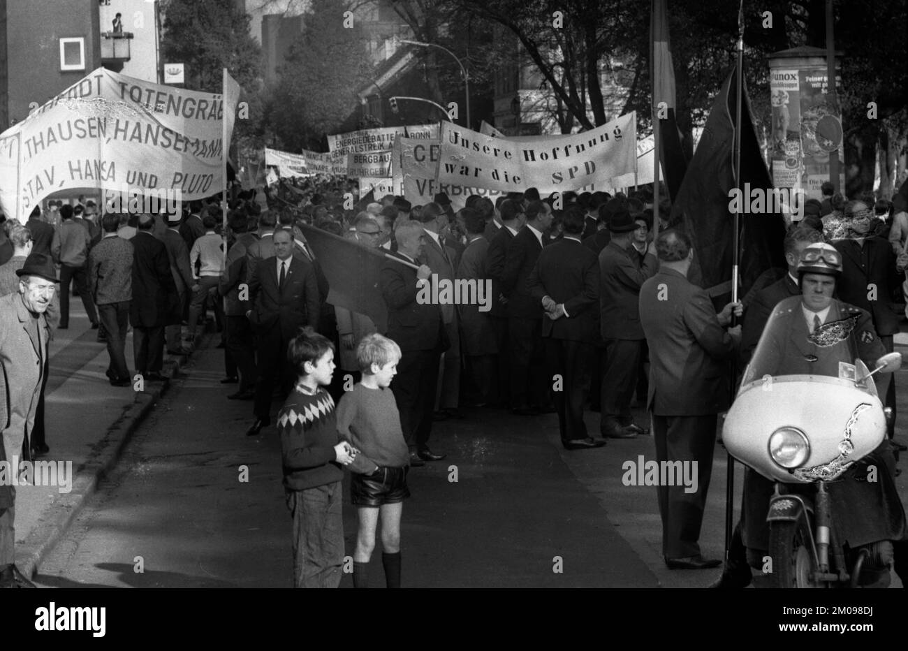 A wave of outrage swept the Ruhr area when the Hansa colliery was closed, here at demonstrations in Dortmund-Huckarde on 21 October 1967. banner: Our Stock Photo