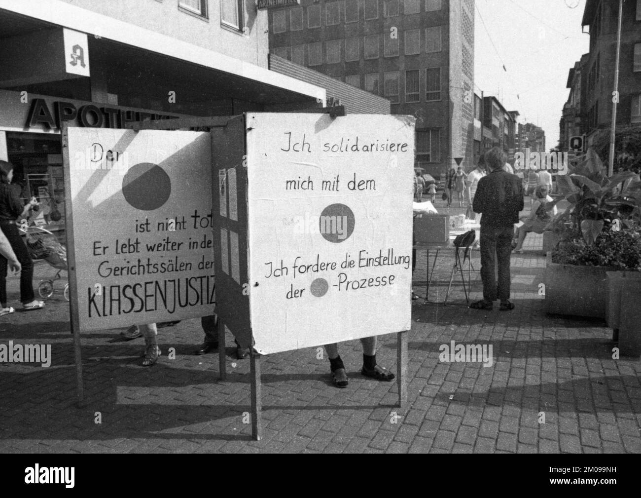 A collection of signatures by students opposed the sentencing of Red Dot activists, as here in Bochum on 18 August 1971. Sign: The Red Dot is not dead Stock Photo