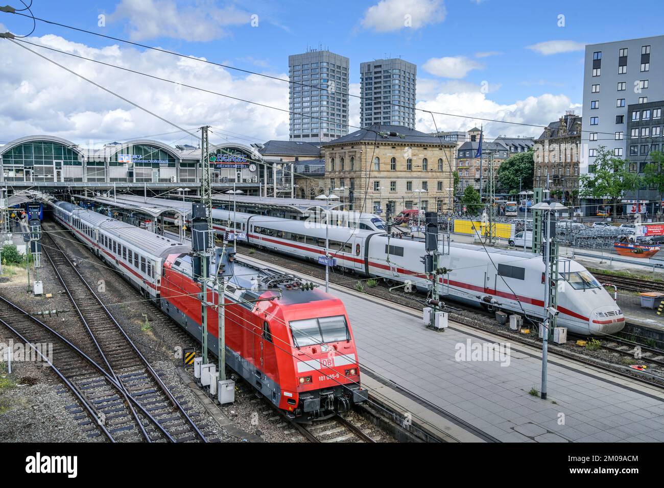 Züge, Gleise, Bahnsteige, Hauptbahnhof, Mainz, Rheinland-Pfalz, Deutschland Stock Photo