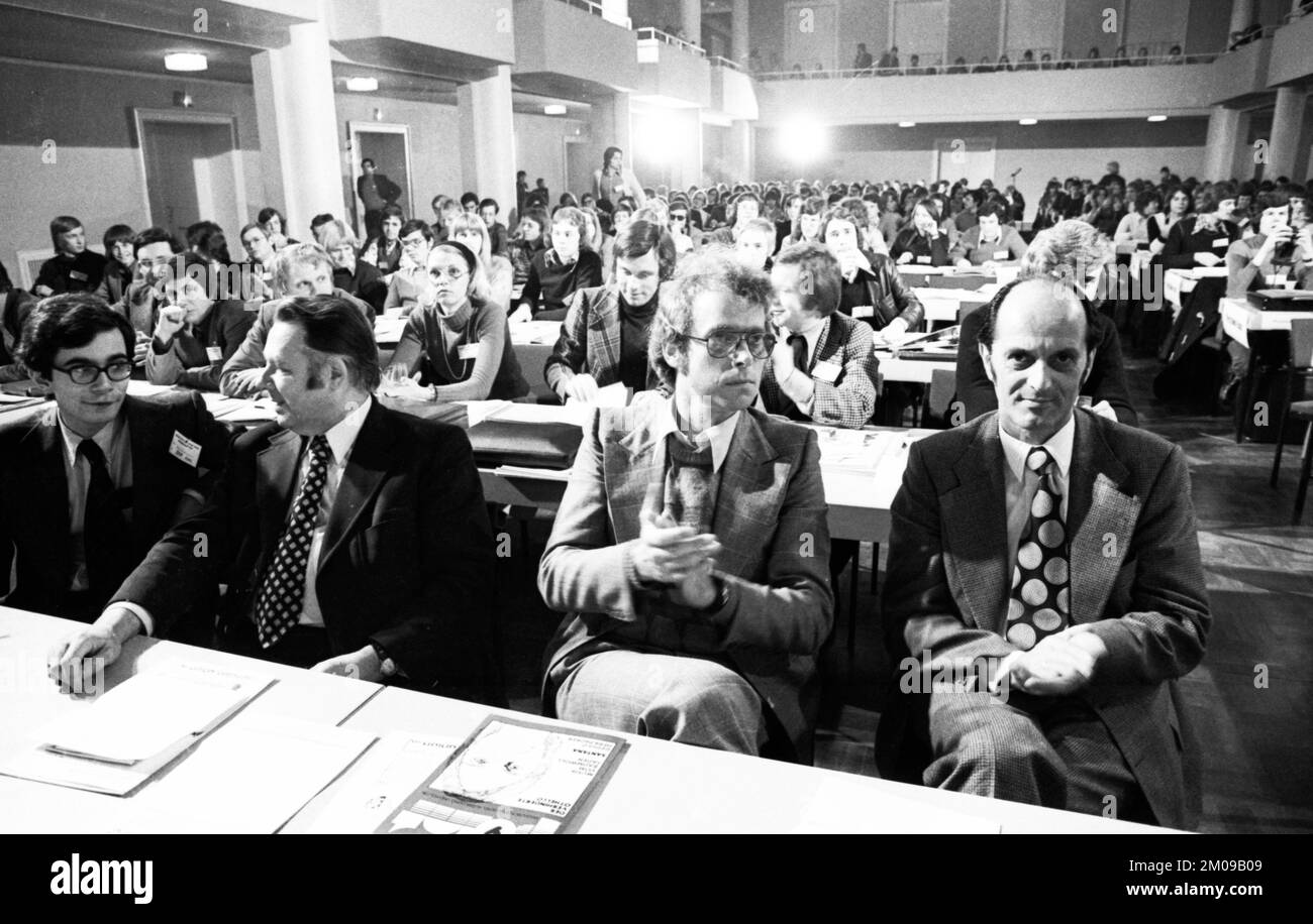 The joint school congress of the Junge Union and part of the Christian Democratic Party (CDU) on 14.12.1974 in Recklinghausen.Heinrich Wiindelen (CDU) Stock Photo