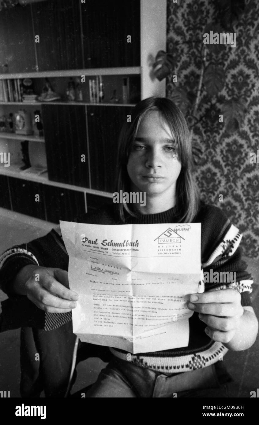 Unemployed or without an apprenticeship after leaving school was not uncommon in the 1970s, as seen here on 10.10.1974 in Cologne at the employment of Stock Photo