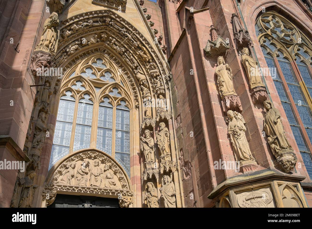 Heilige, Steinfiguren am Südeingang, Kaiserdom St. Peter zu Worms, Worms, Rheinland-Pfalz, Deutschland Stock Photo
