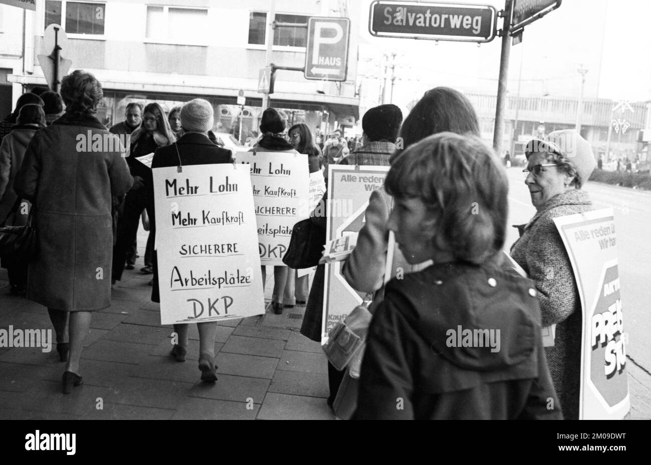 Supporters of the DKP (German Communist Party) at a woman's action in the pedestrian zone for a price freeze in Duisburg, 6.11.1974, Germany, Europe Stock Photo
