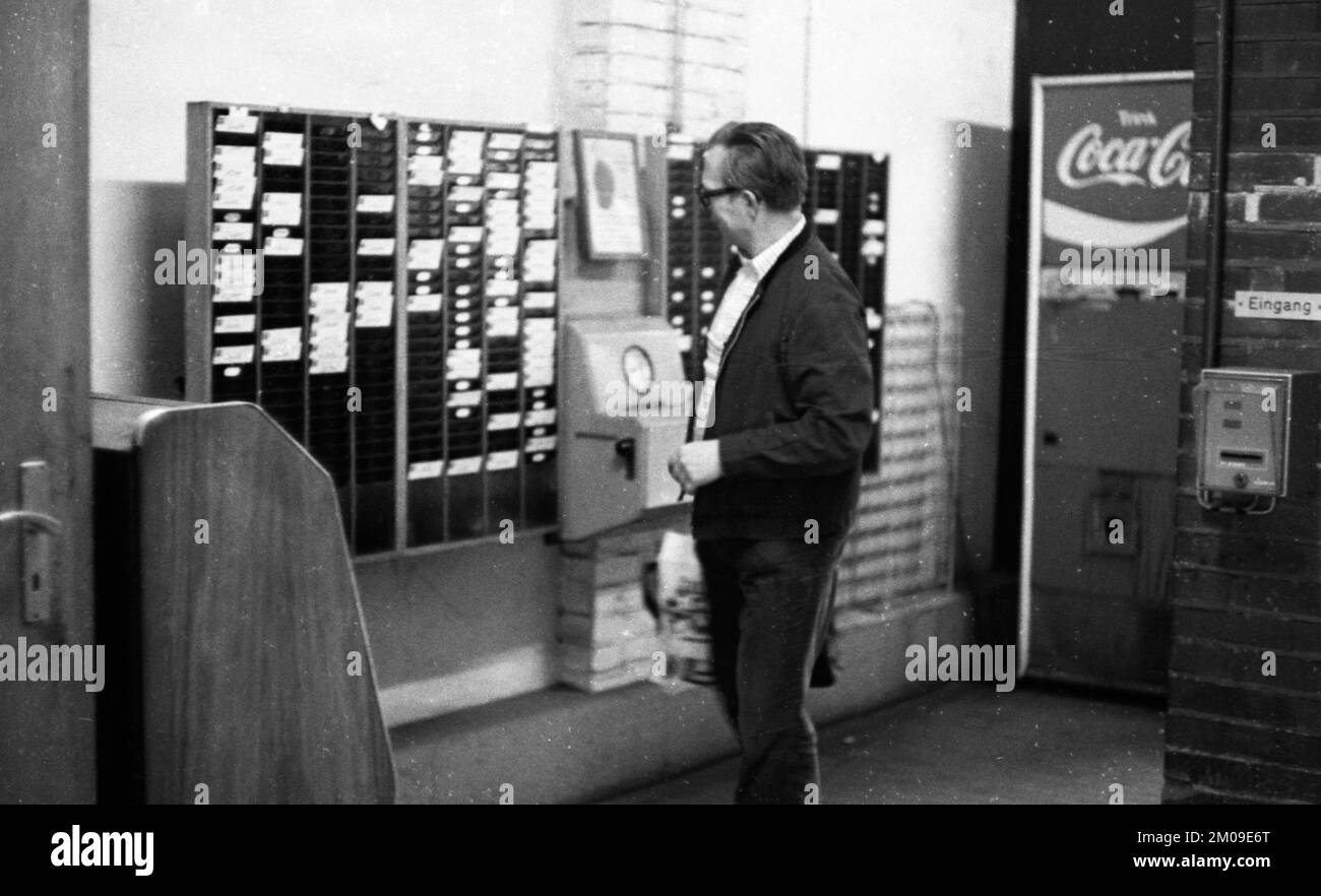 Workers and employees at the time clock of the Pohlschroeder company in Dortmund, Germany, on 01.08.1974, Europe Stock Photo