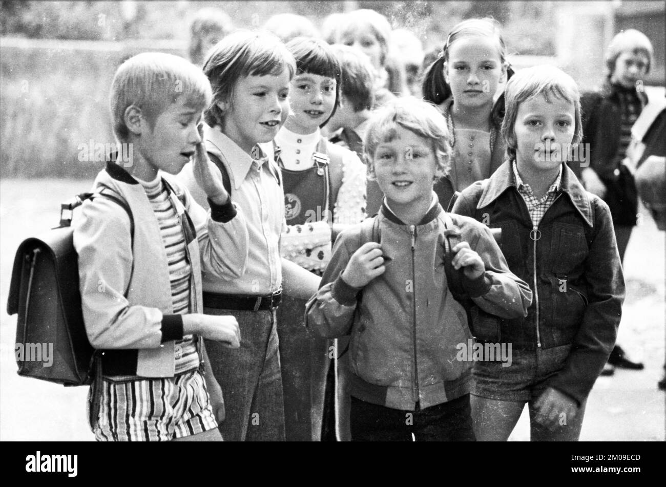 Start of school after the summer holidays on 02.09.1975 in Dortmund-Eichlinghofen, Germany, Europe Stock Photo