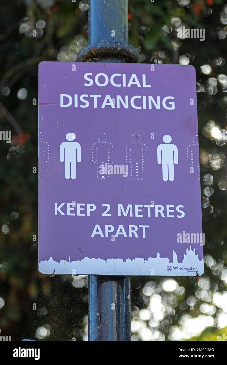 Sign indicates keep your distance, Corona measures, Winchester, Hampshire, England, United Kingdom, Europe Stock Photo