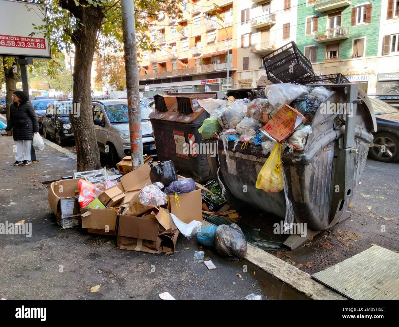 Roma, situazione rifiuti su via Casilina Torpignattara Stock Photo