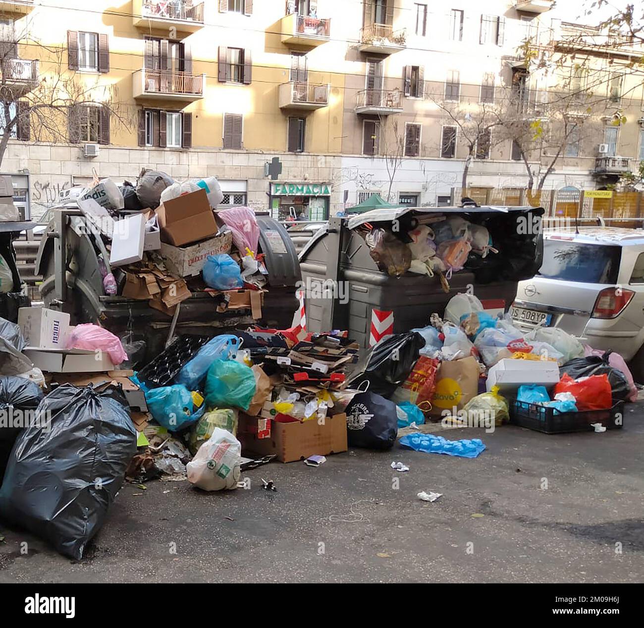 Roma, situazione rifiuti su via Casilina Torpignattara Stock Photo