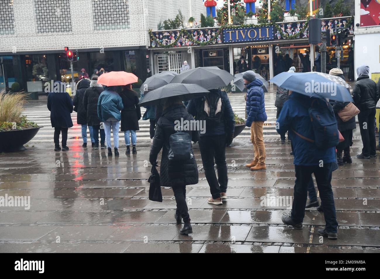 Copenhagen/Denmark/05 December 2022/ People under umbrella due to overy
