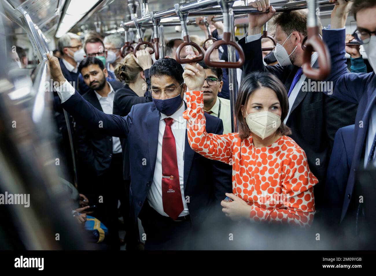 New Delhi, Indien. 05th Dec, 2022. Annalena Baerbock (Buendnis 90/Die Gruenen), Federal Foreign Minister, taken during a metro ride in the direction of Kashmir Gate to the Lal Qila station in New Delhi, December 5, 2022. Credit: dpa/Alamy Live News Stock Photo