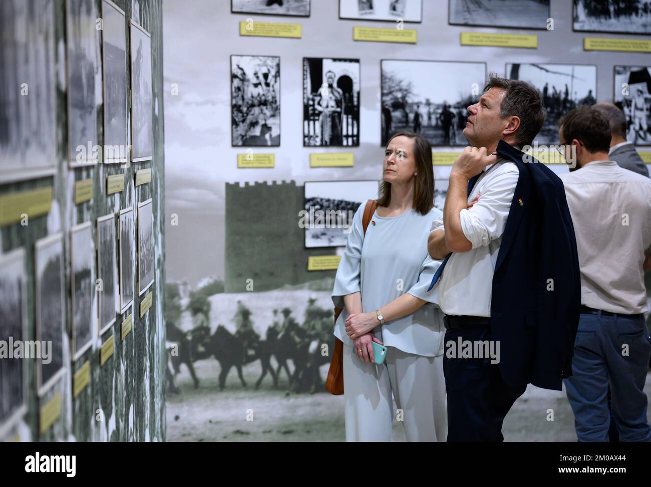 Windhuk, Namibia. 05th Dec, 2022. Robert Habeck (Bündnis 90/Die Grünen), Federal Minister for Economic Affairs and Climate Protection, looks at the exhibition at the Namibian Independence Museum together with his spokesperson, Nicola Kabel. Credit: Bernd von Jutrczenka/dpa/Alamy Live News Stock Photo