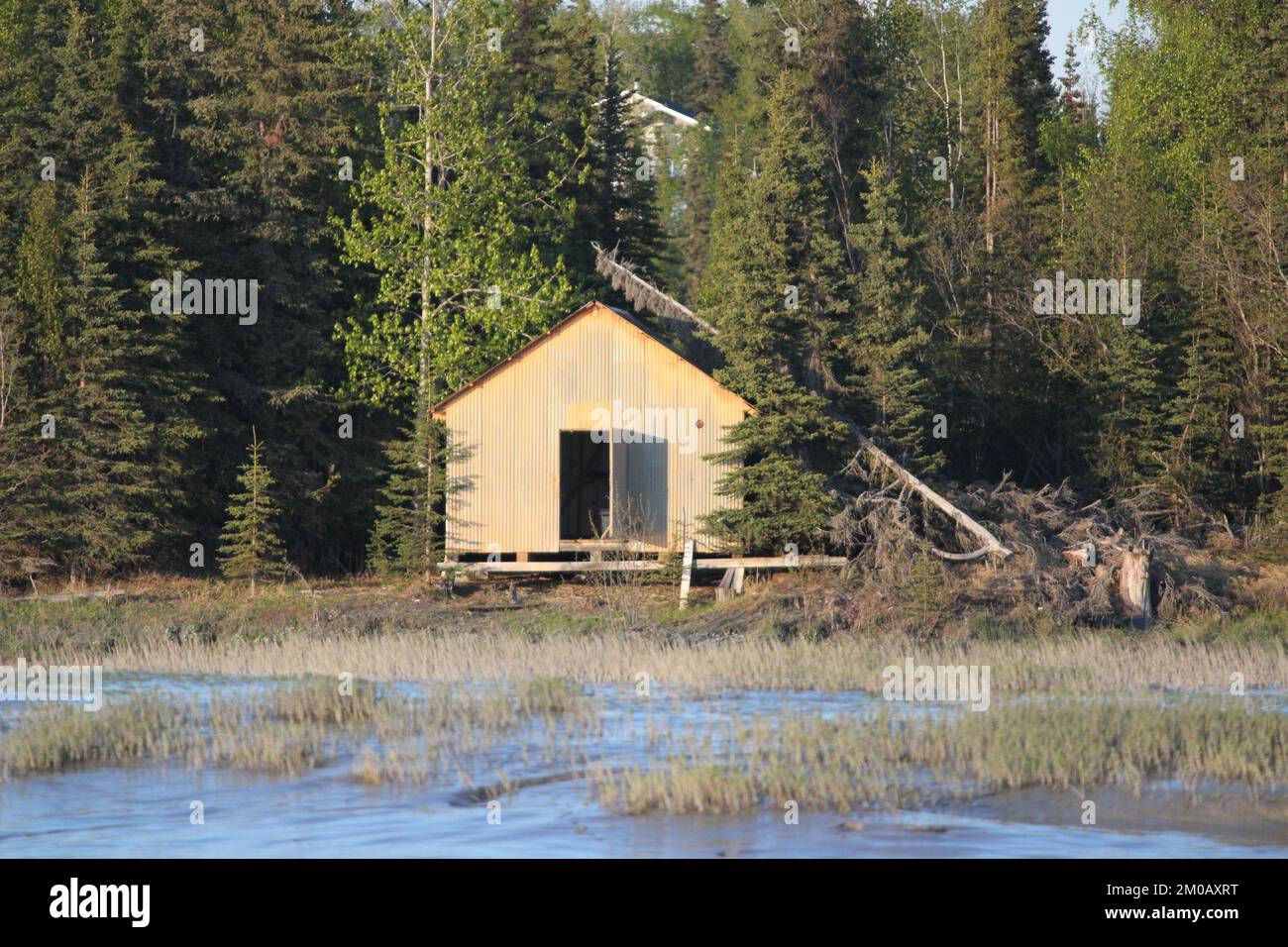 Cabin by river hi-res stock photography and images - Alamy